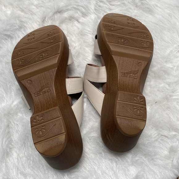 Dansko Sandler Women's light Beige Strap Sandals - Picture 4 of 4